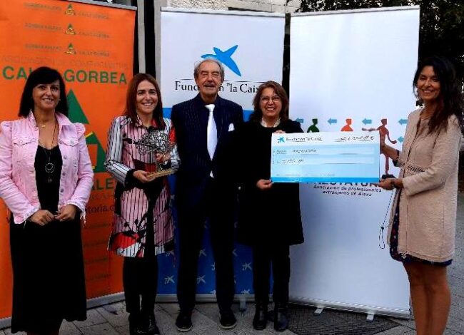 Foto entrega dinero la Caixa