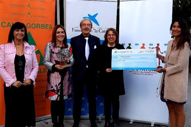 Foto entrega dinero la Caixa Foto entrega dinero la Caixa